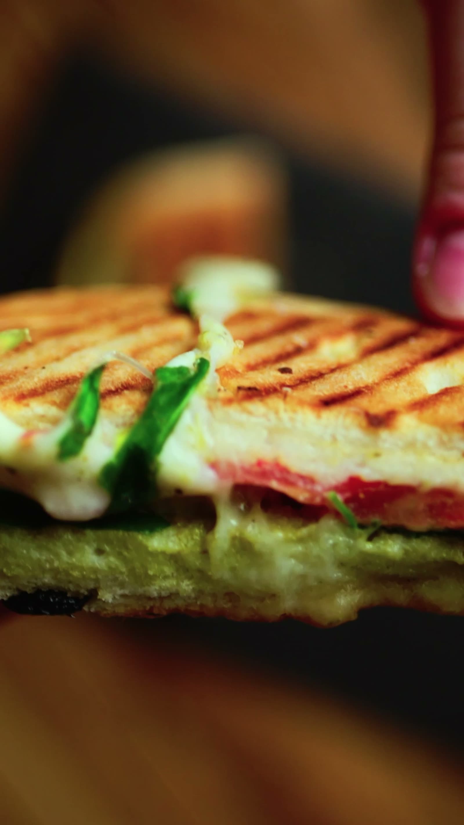 Frisch gegrilltes Caprese-Panini in Nahaufnahme, Standbild aus einem Reel für Café Jlöcklich